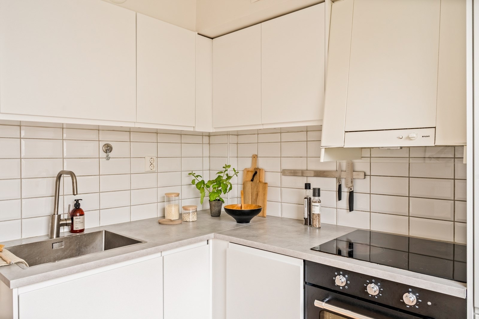 Leiligheten har et tidløst kjøkken fra 2019, levert av IKEA Galleribilde