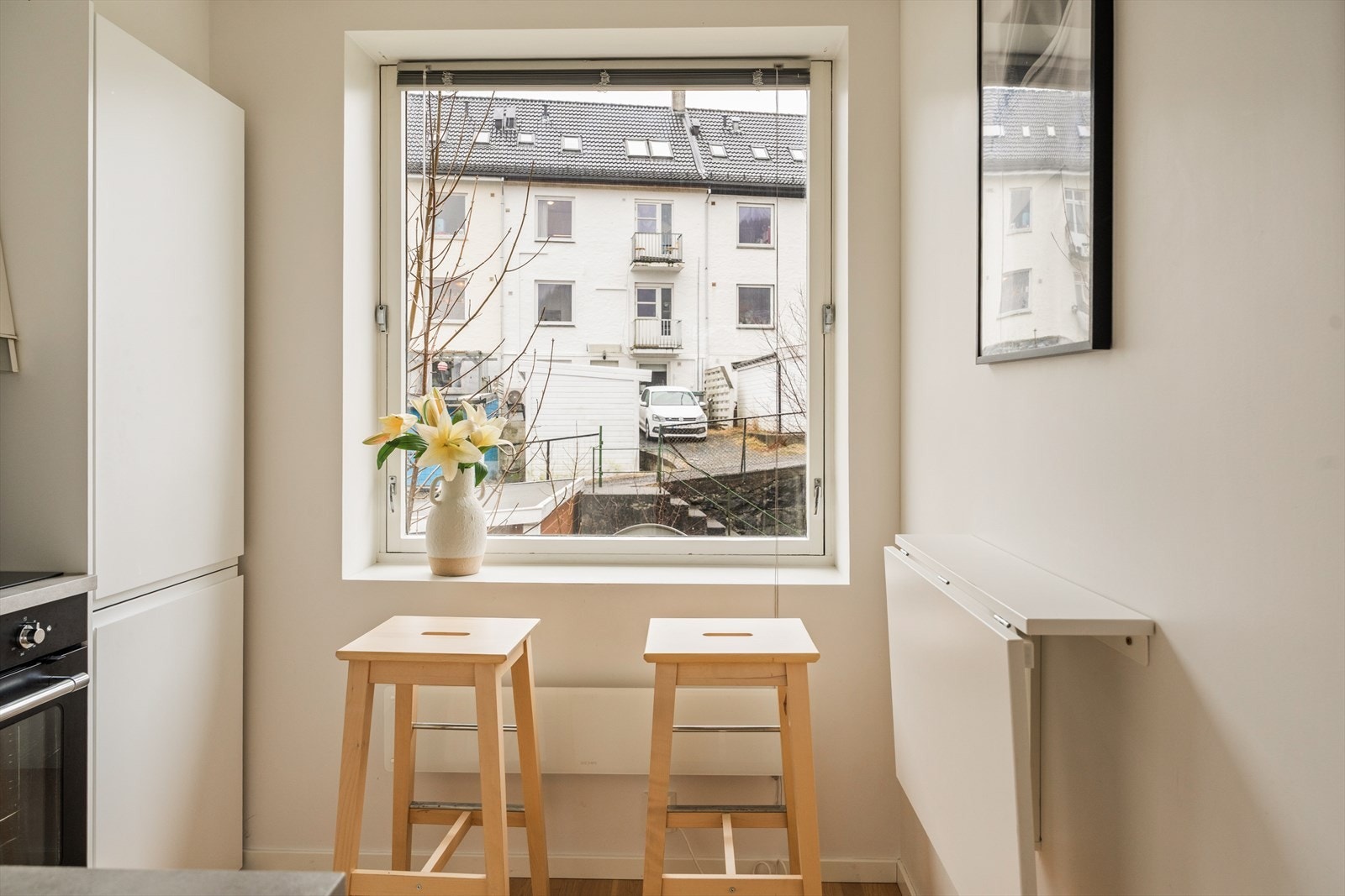 Stort vindu som sørger for godt med lysinnslipp. Galleribilde