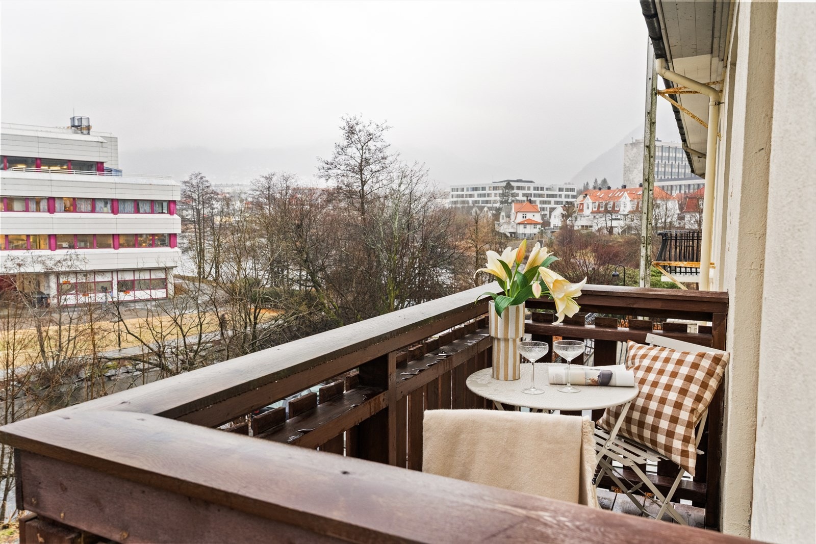 Fra stuen kommer vi ut til balkongsn, målt til 1.9 m². Galleribilde