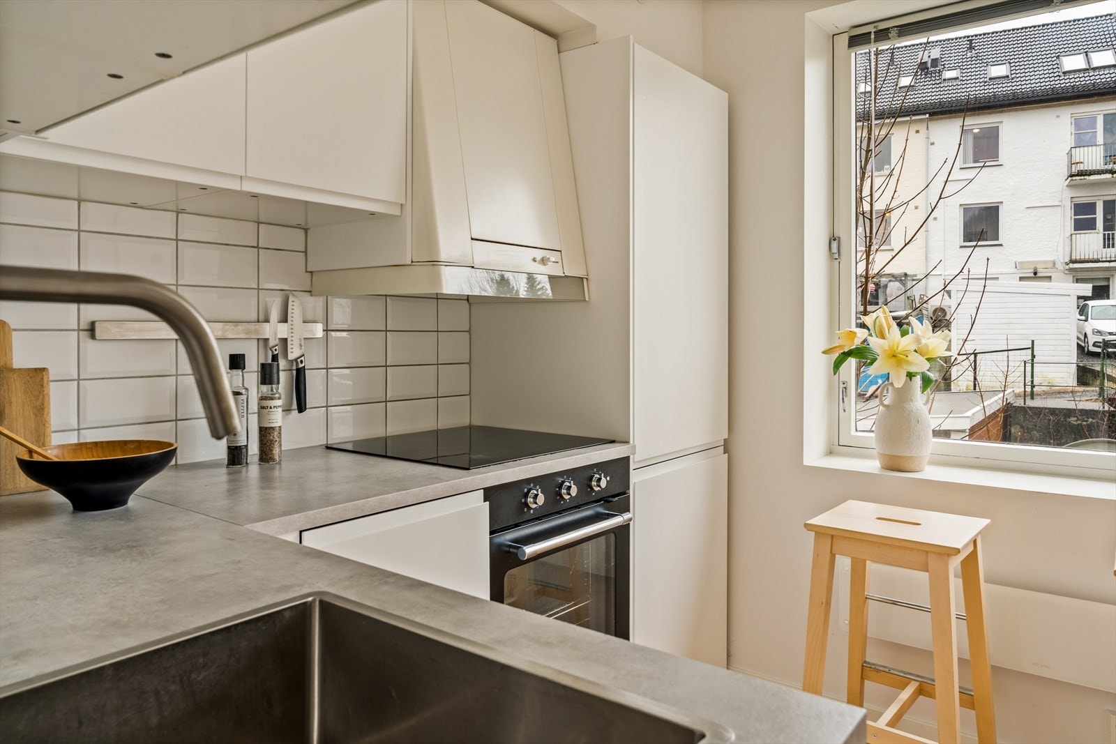 Lyst og praktisk kjøkken med klassiske detaljer. Galleribilde