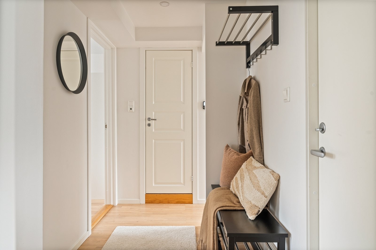 Velkommen inn! En lys og innbydende gang med plass til yttertøy og sko. Galleribilde
