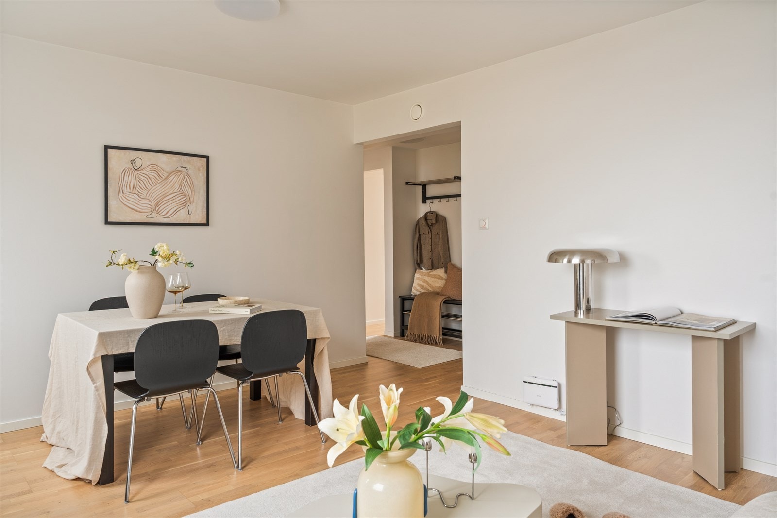 Videre går vi inn til stuen. Galleribilde