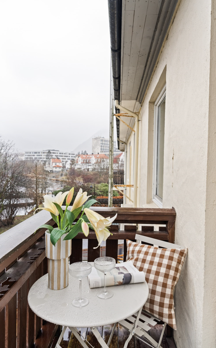 Grønn og åpen utsikt mot nærområdet og Solheimsvatnet. Galleribilde