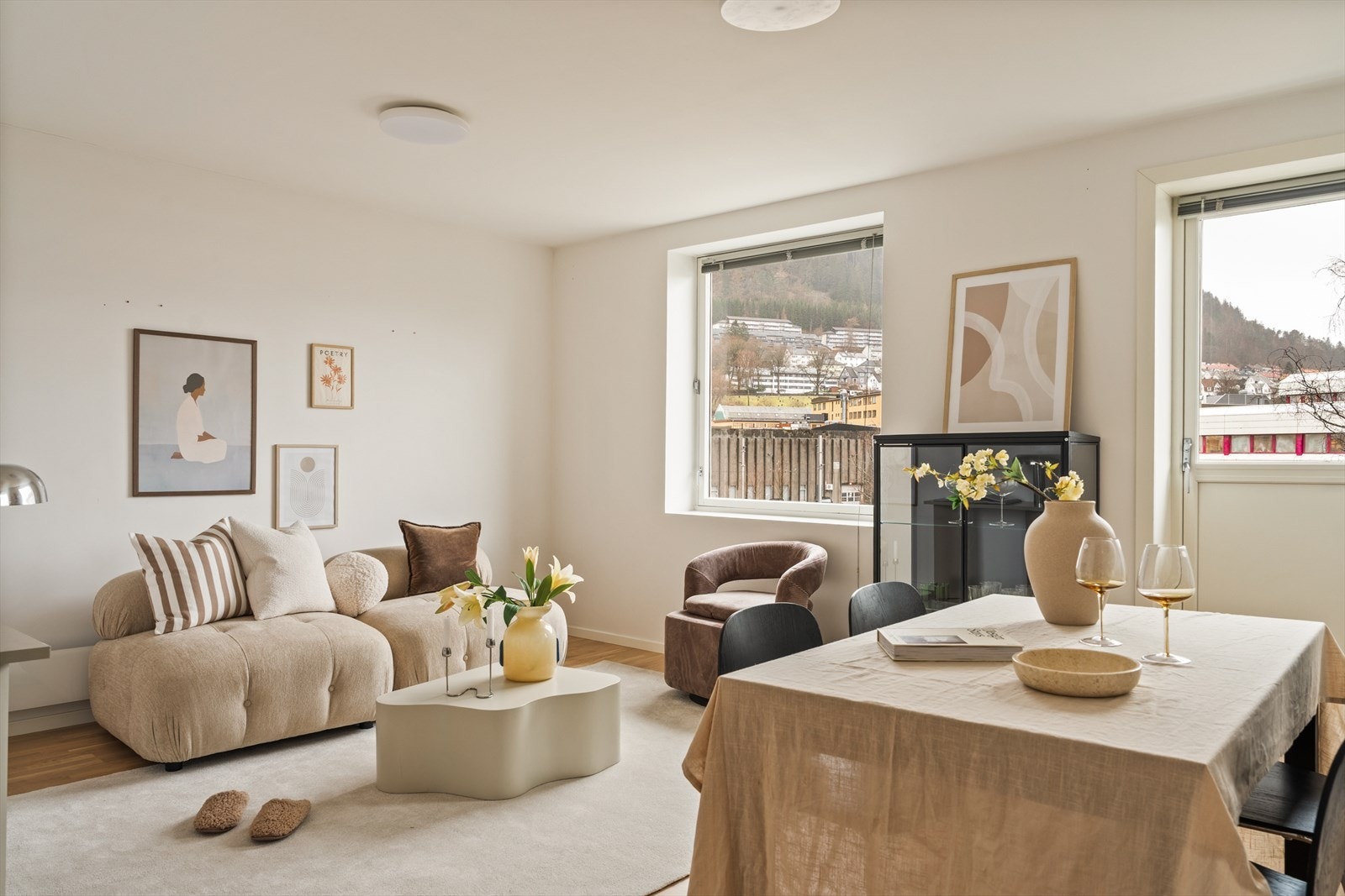 Her er det god plass til både en sofagruppe og spiseplass. Galleribilde