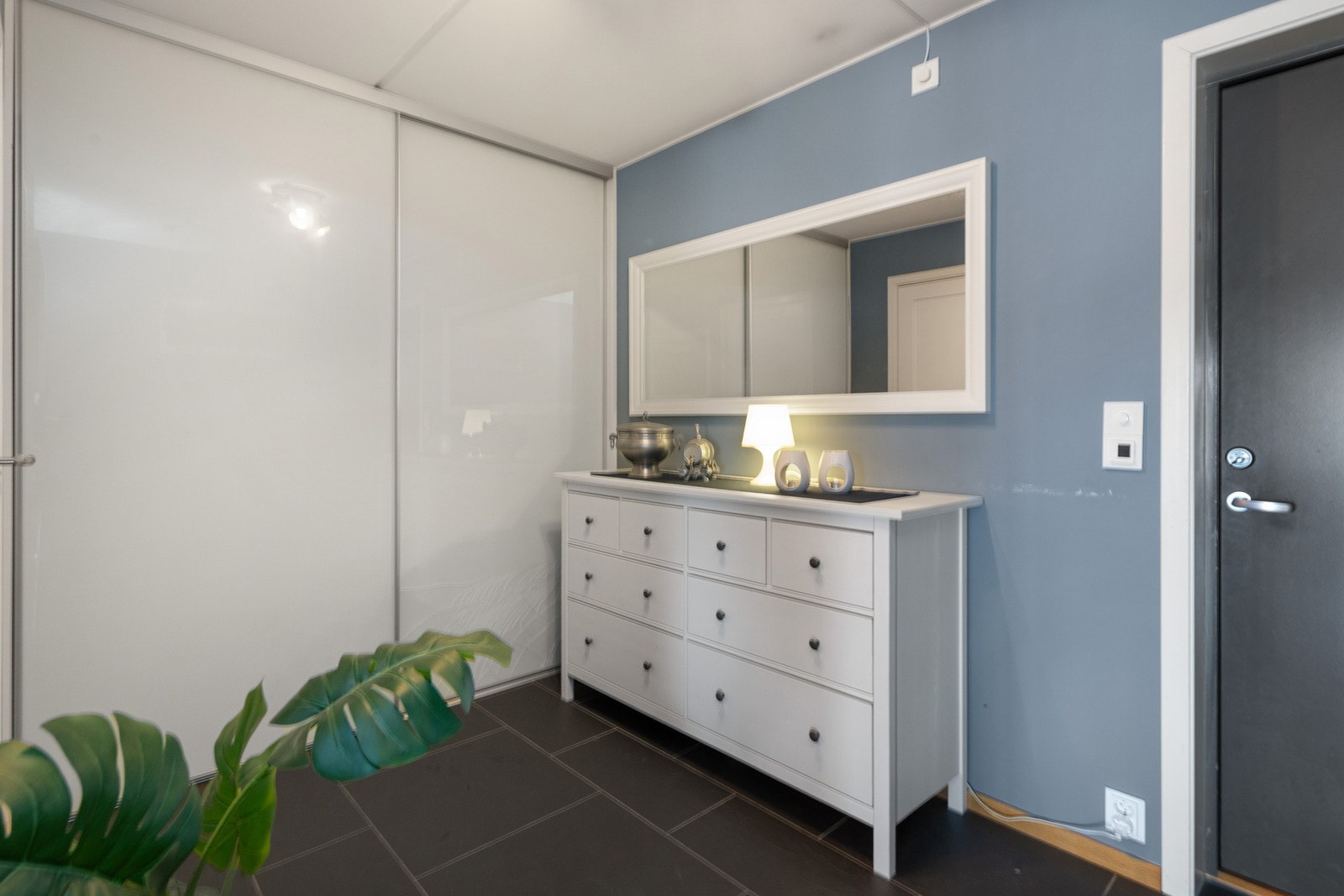 Skyvedørsgarerobe med plass til sko og yttertøy. Glass på ene dør er oppsprukket. Galleribilde