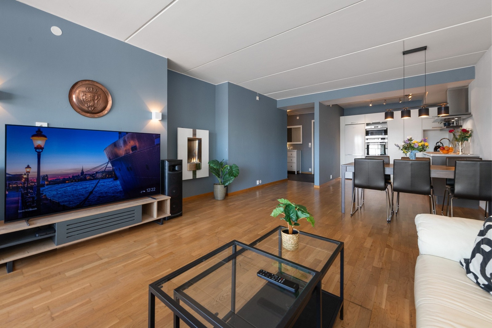 Stuen ligger i åpen løsning mot kjøkken. Galleribilde