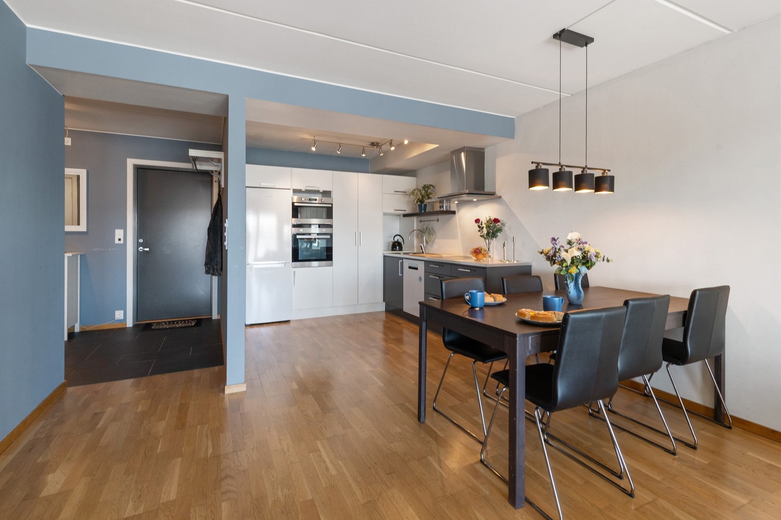 Romslig kjøkken med kjøkkeninnredning fra kvalitetsleverandøren Drømmekjøkken Galleribilde