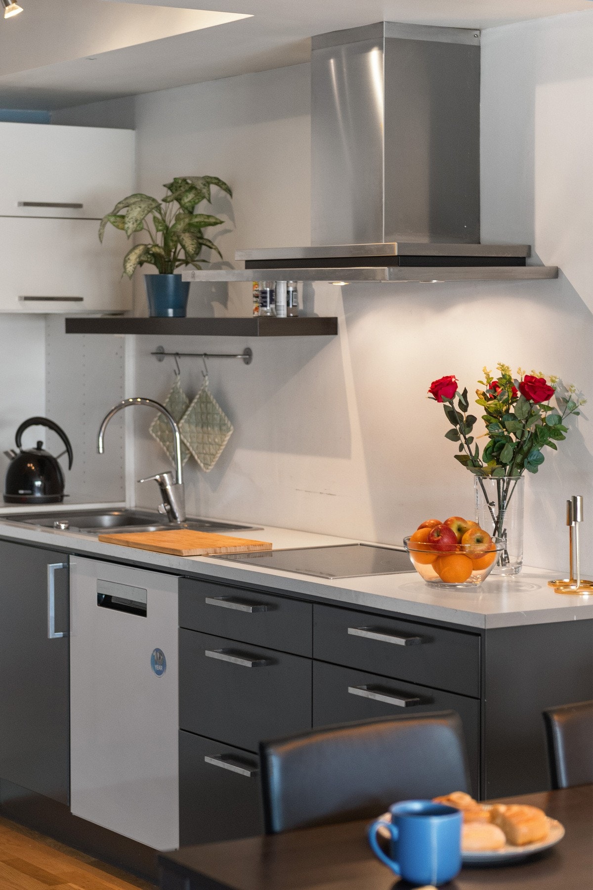 Laminat benkeplate med integrert platetopp. Galleribilde