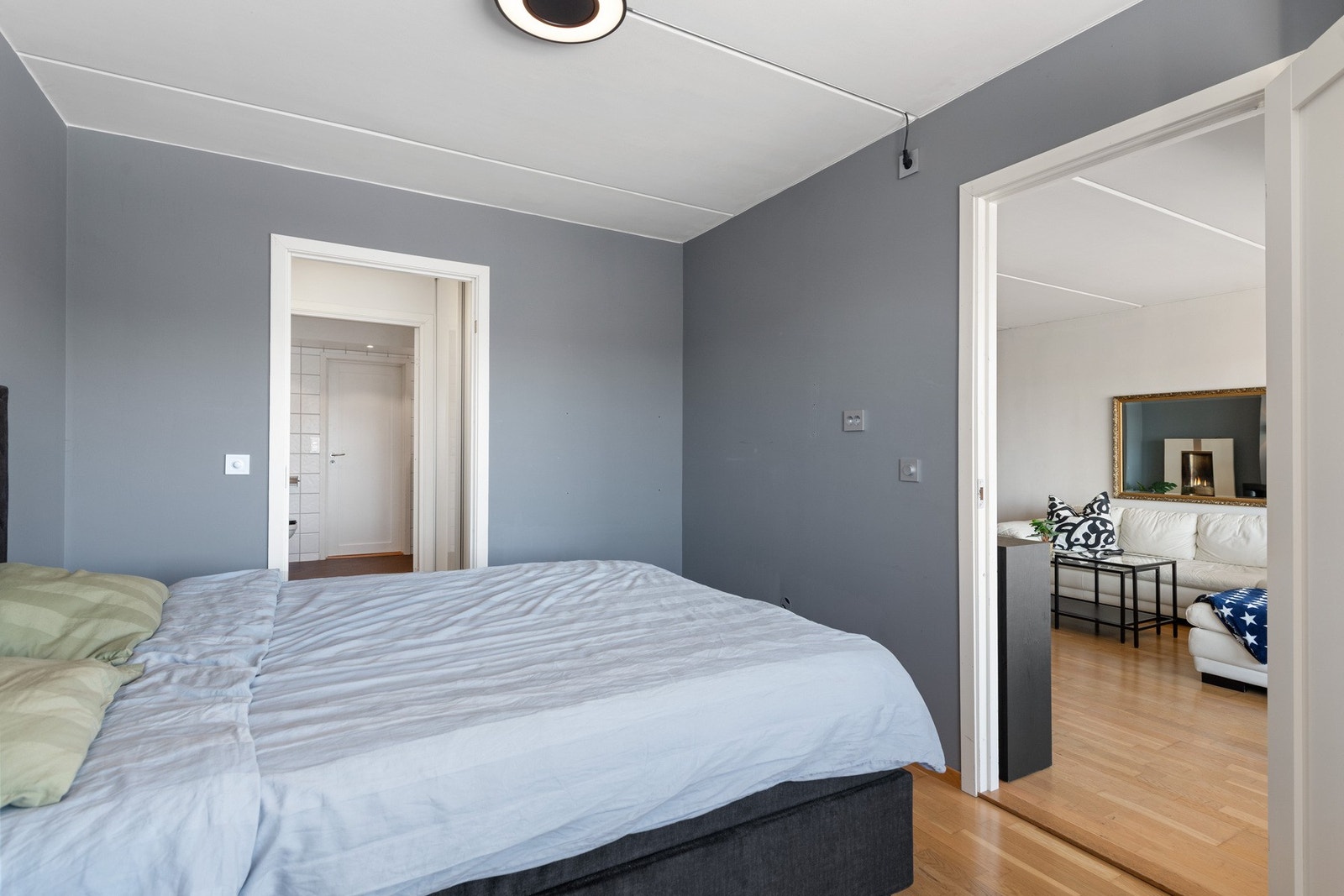 Stor soverom med vindu mot vest. Praktisk garderoberom med skyvedørsskap mellom bad og soverom Galleribilde