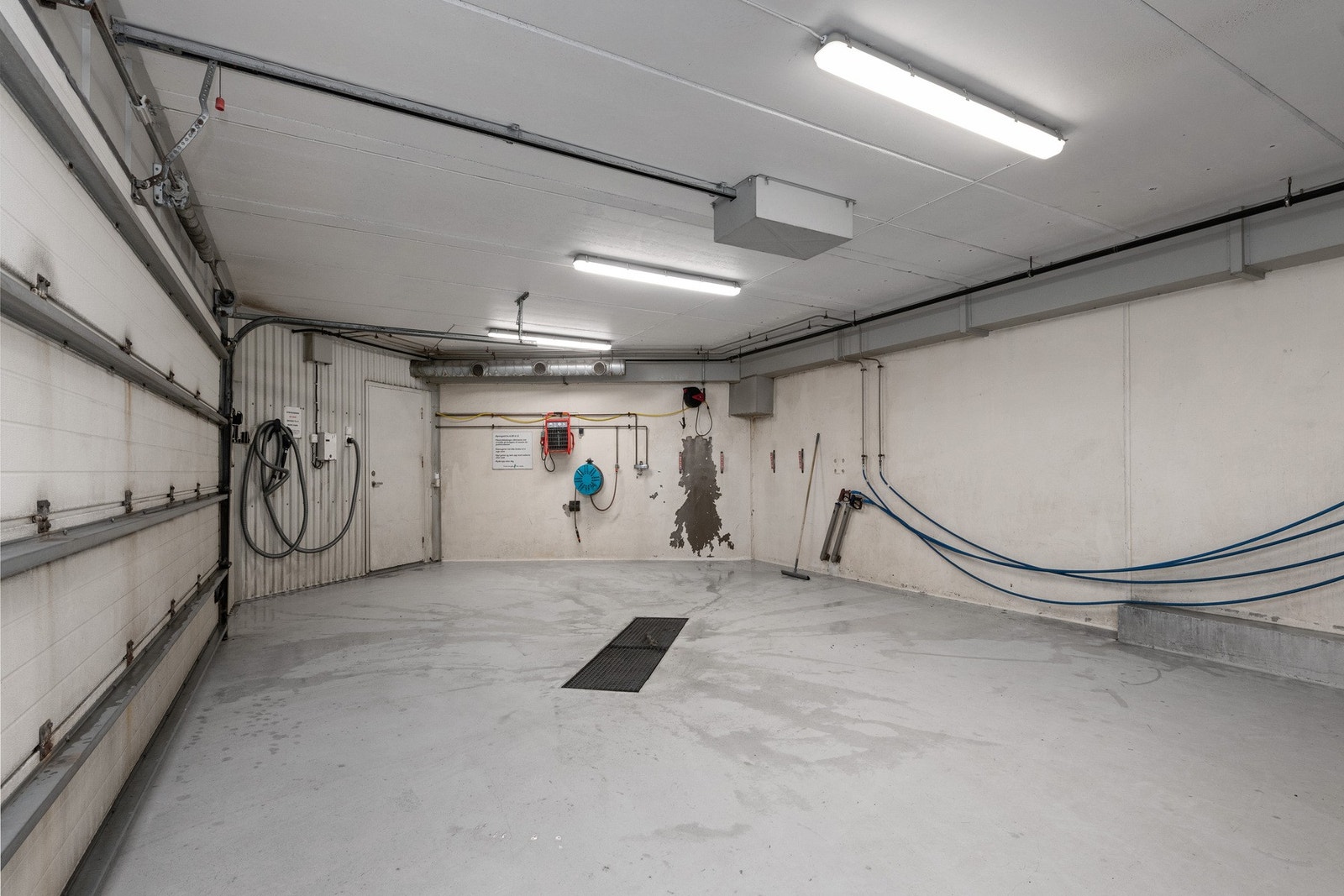 Vaskehall i sameiet som man kan kjøpe polletter for bilvask. Galleribilde