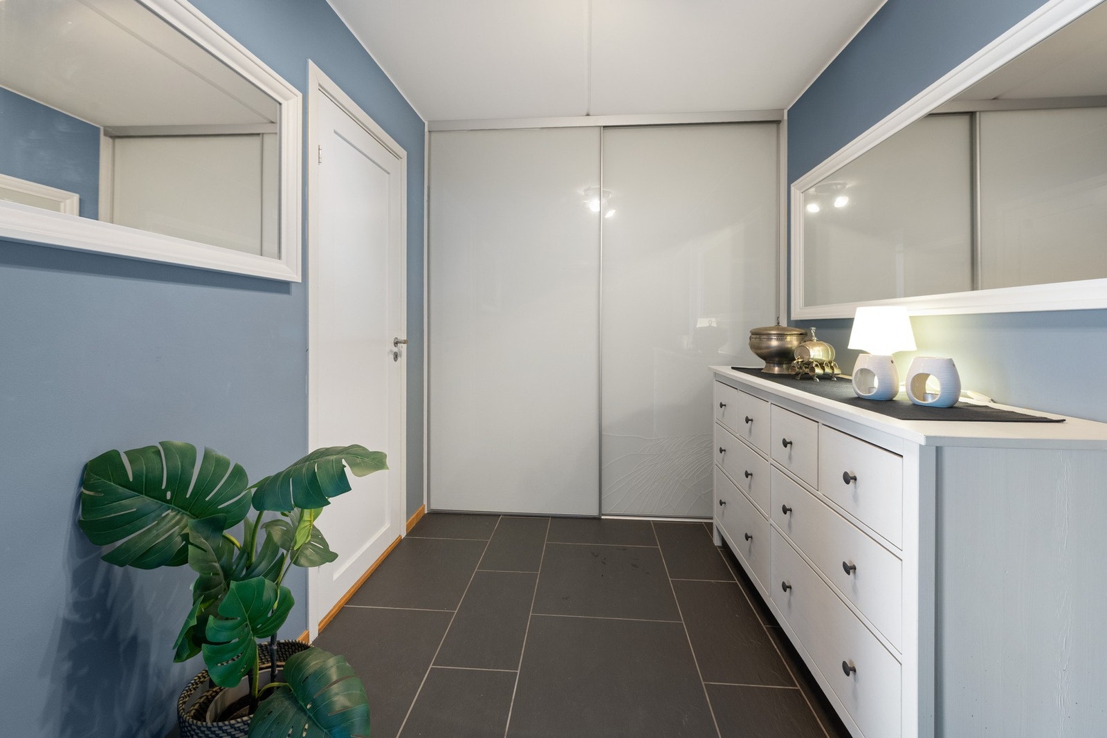 Romslig entre/gang med fliser på gulv. Varme i gulv. Galleribilde