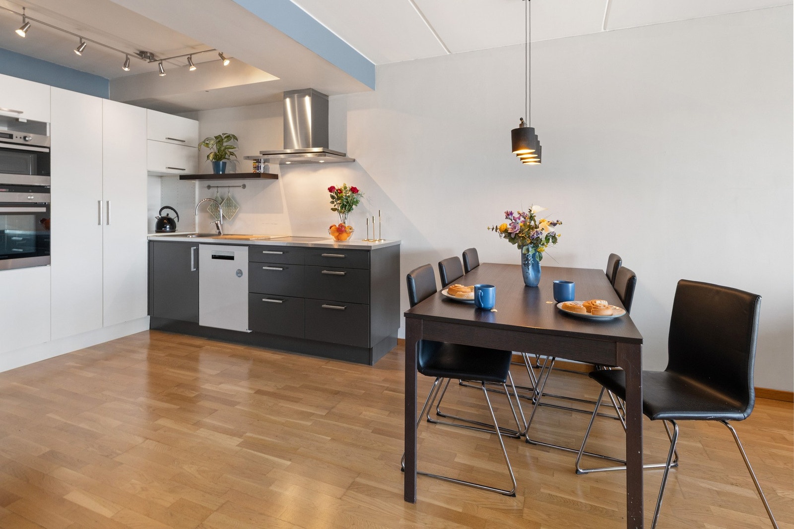 Kjøkkeninnredning med to farger gir en fin kontrast. Komfyr og micro i høyskap Galleribilde