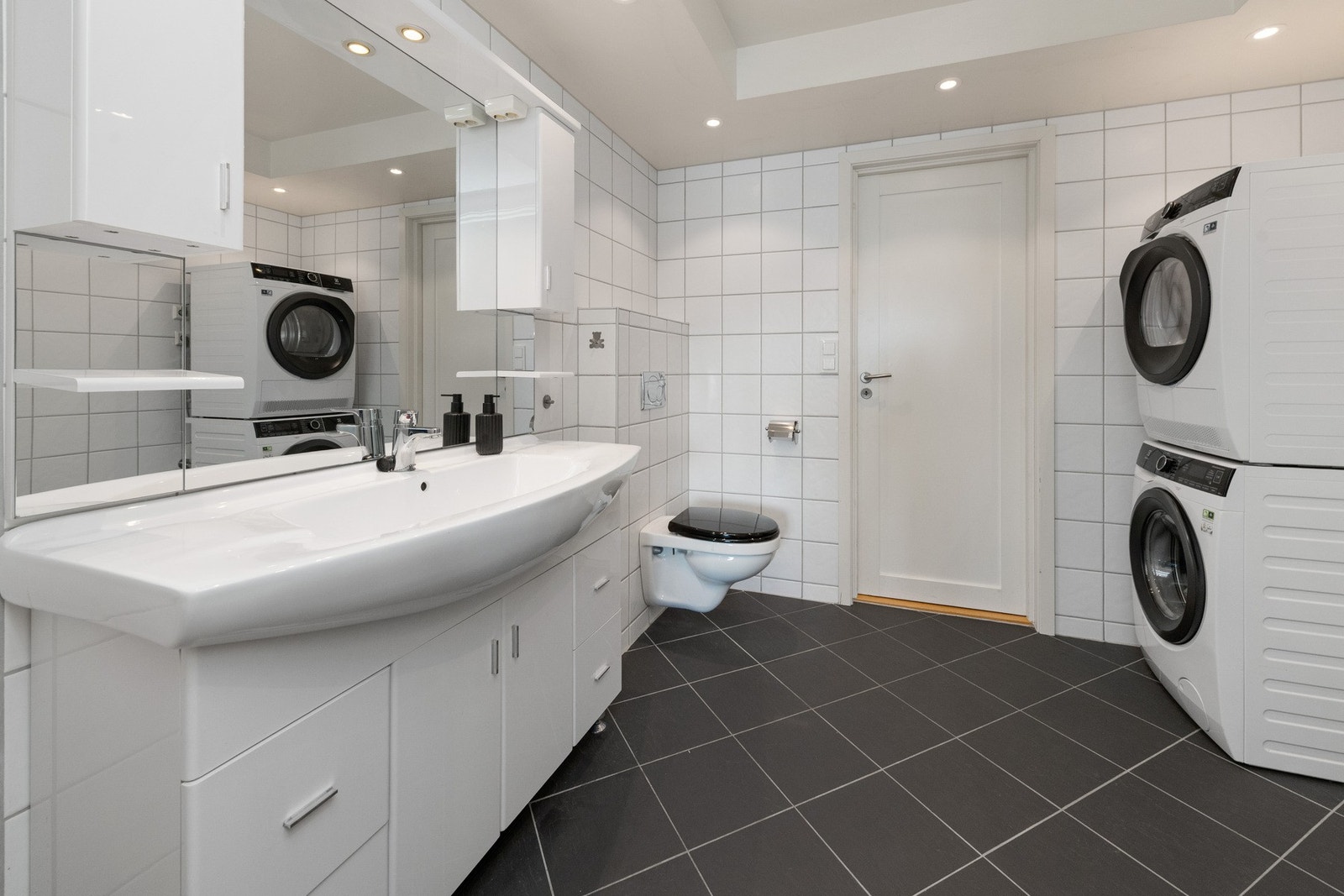 Stort bad som er flislagt på gulv og vegger. Varmekabel i gulv for lun og god varme. Spotlights i tak. Galleribilde