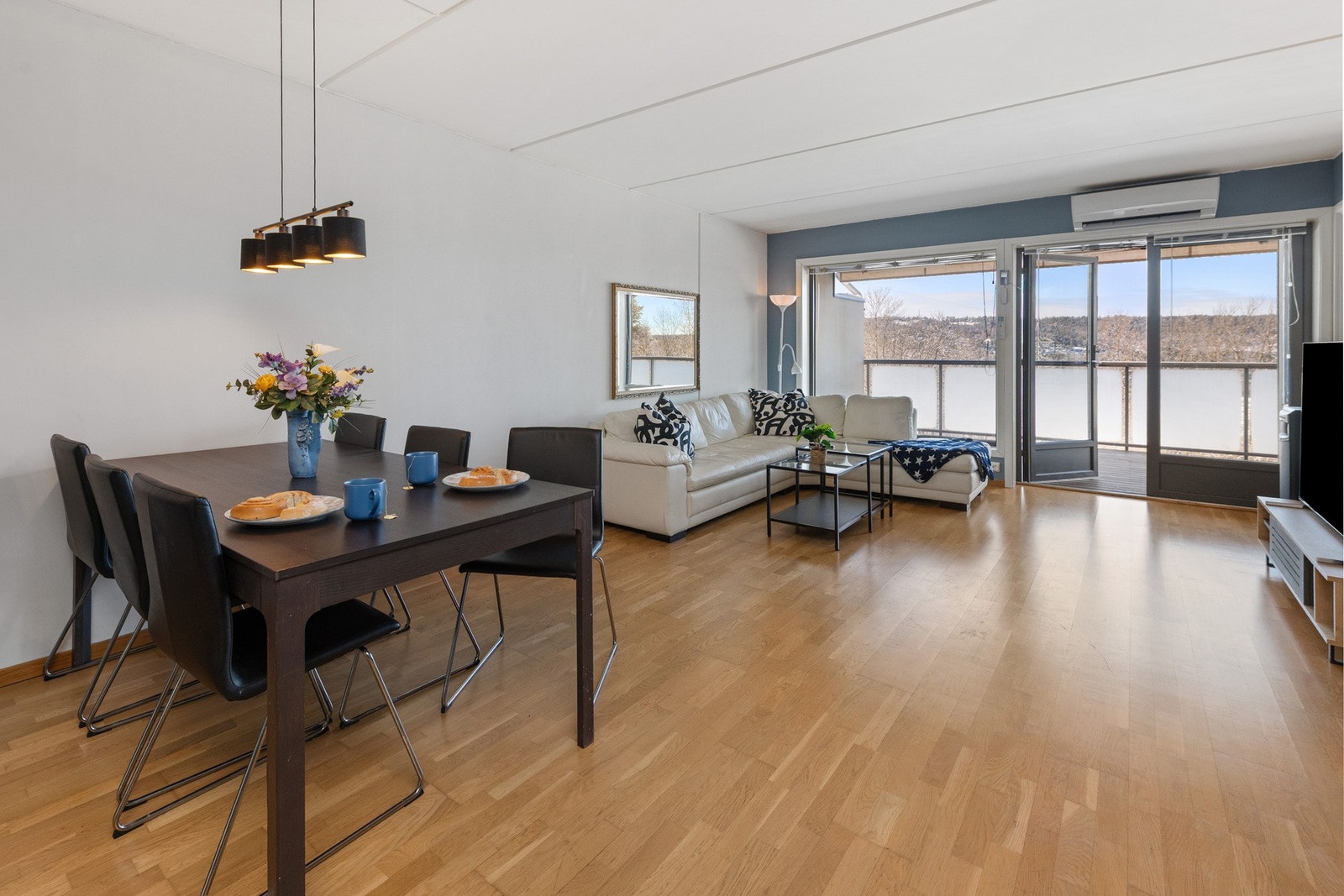 God plass til stort spisebord mellom kjøkken og stue Galleribilde