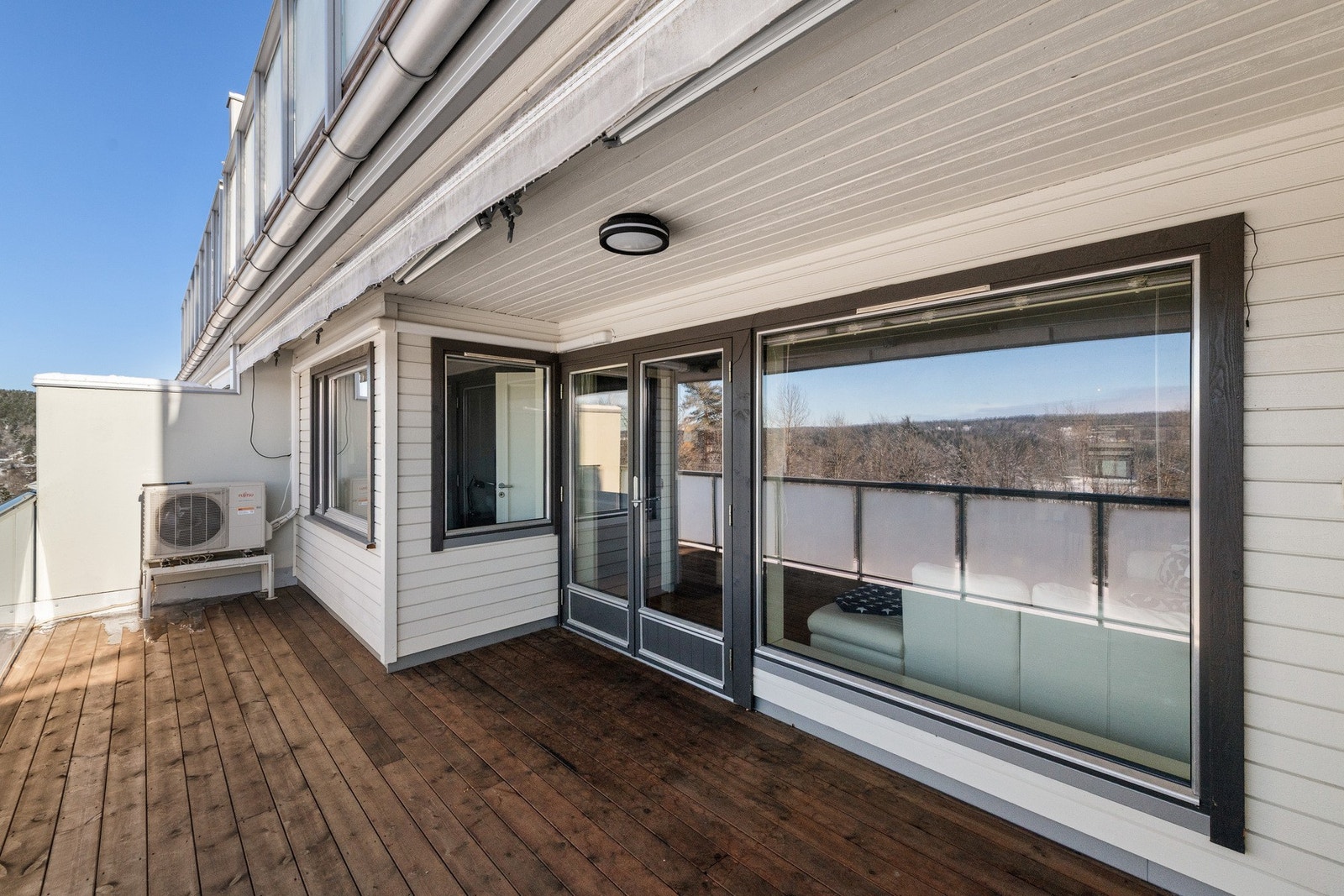 Markise for solskjerming. Noe slitt Galleribilde