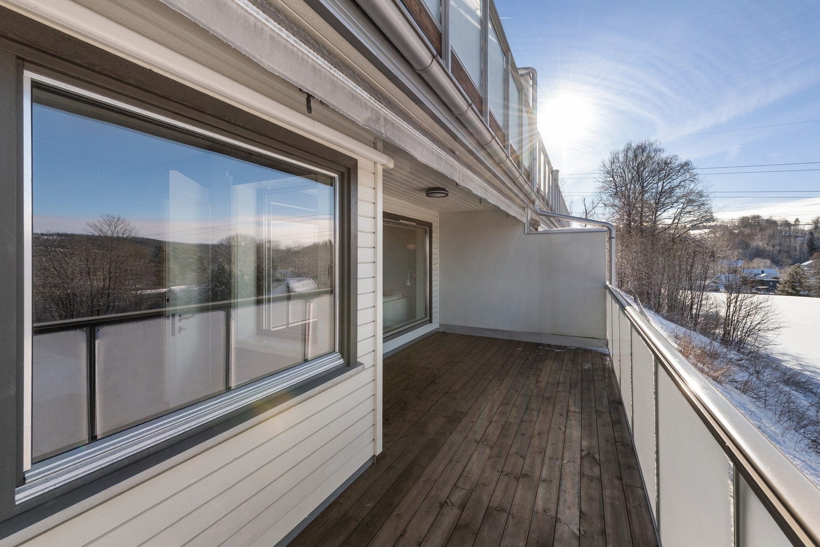 Rekkverk i stål og glass. Usjenert mot nabo Galleribilde