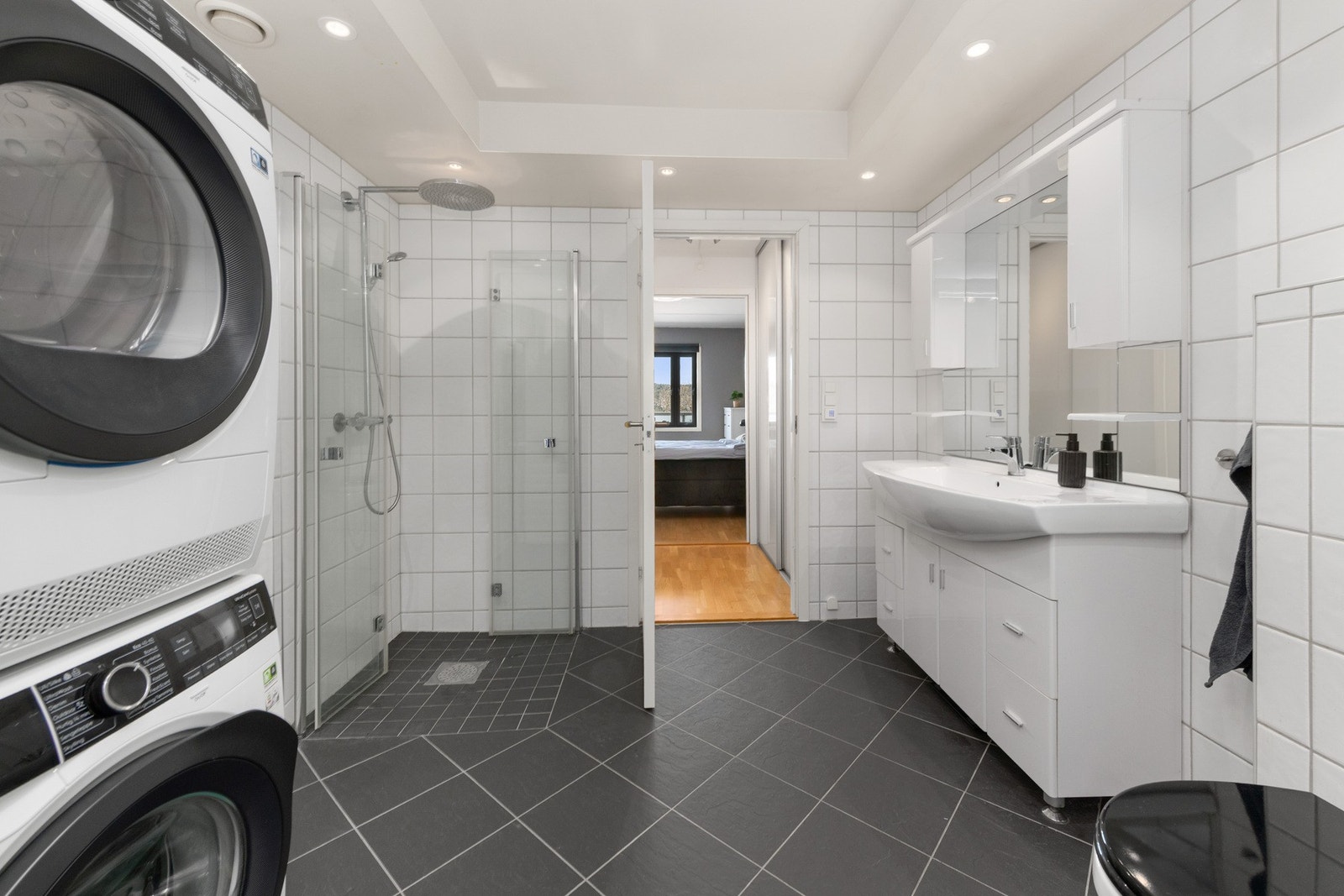 Dusjvegger i glass. Opplegg for vaskemaskin på badet. Vegghengt toalett Galleribilde