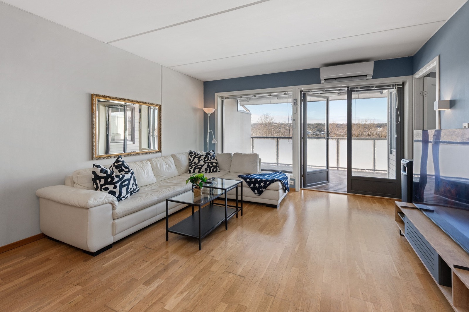 Fra stuen er det utgang til stor vestvendt balkong Galleribilde