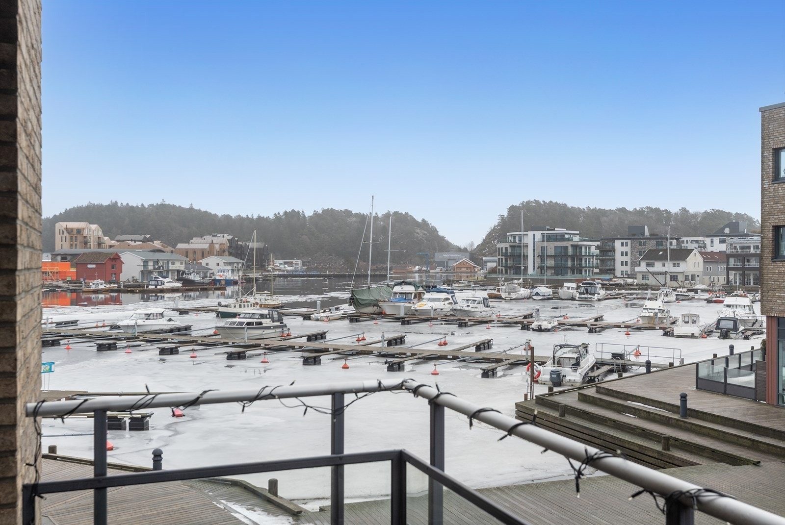 Utsikt over elven og båthavnen Galleribilde