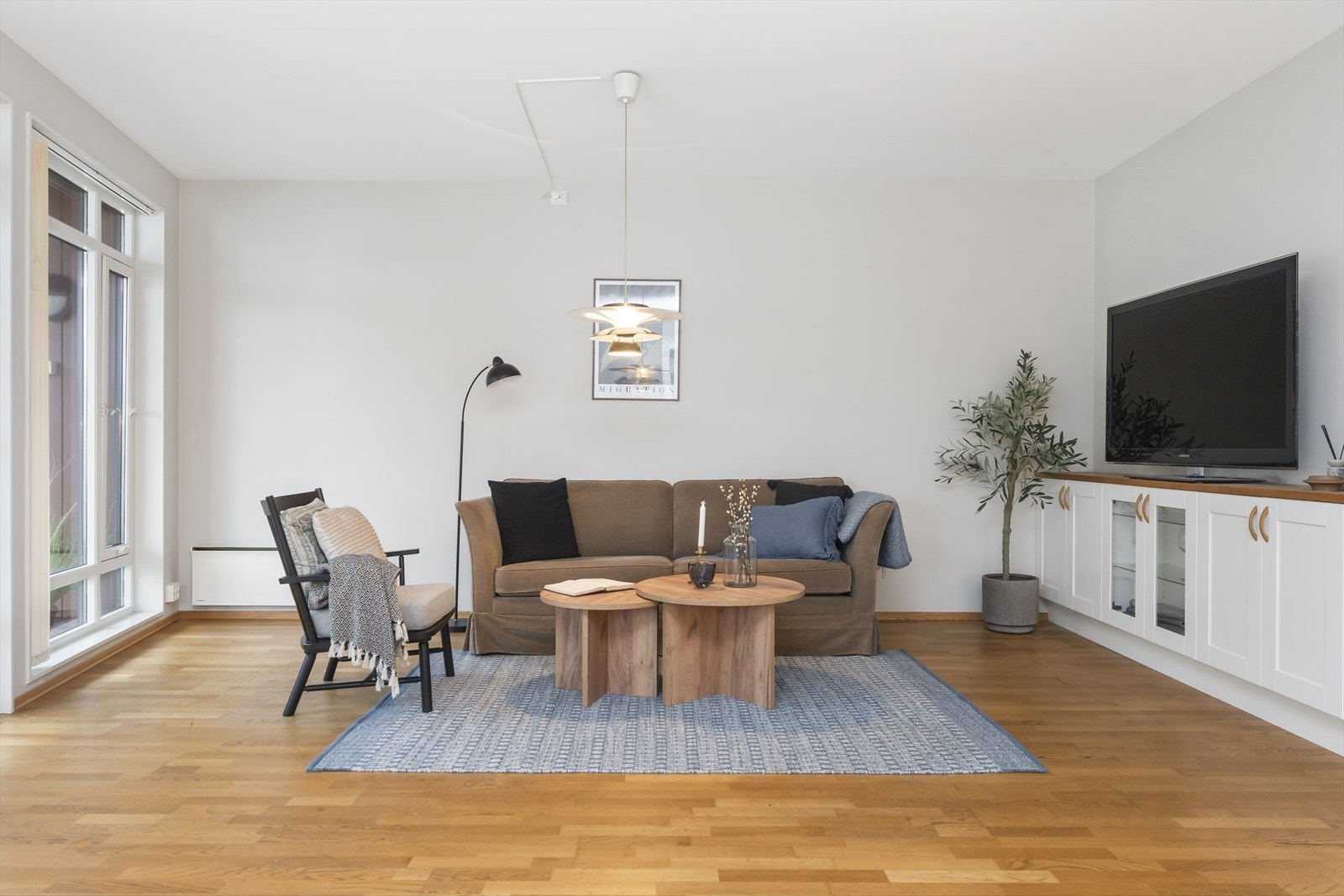 I stuen har du god plass til sofagrupper og andre møbler Galleribilde