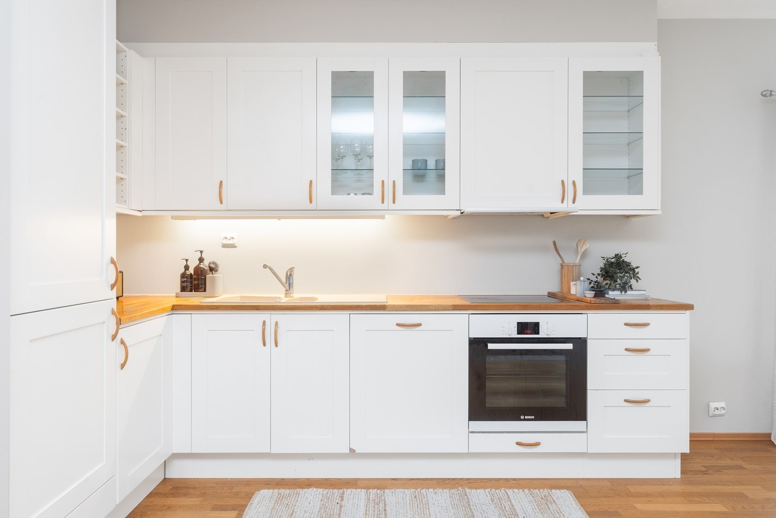 Stilrent kjøkken med integrert kjøleskap Galleribilde