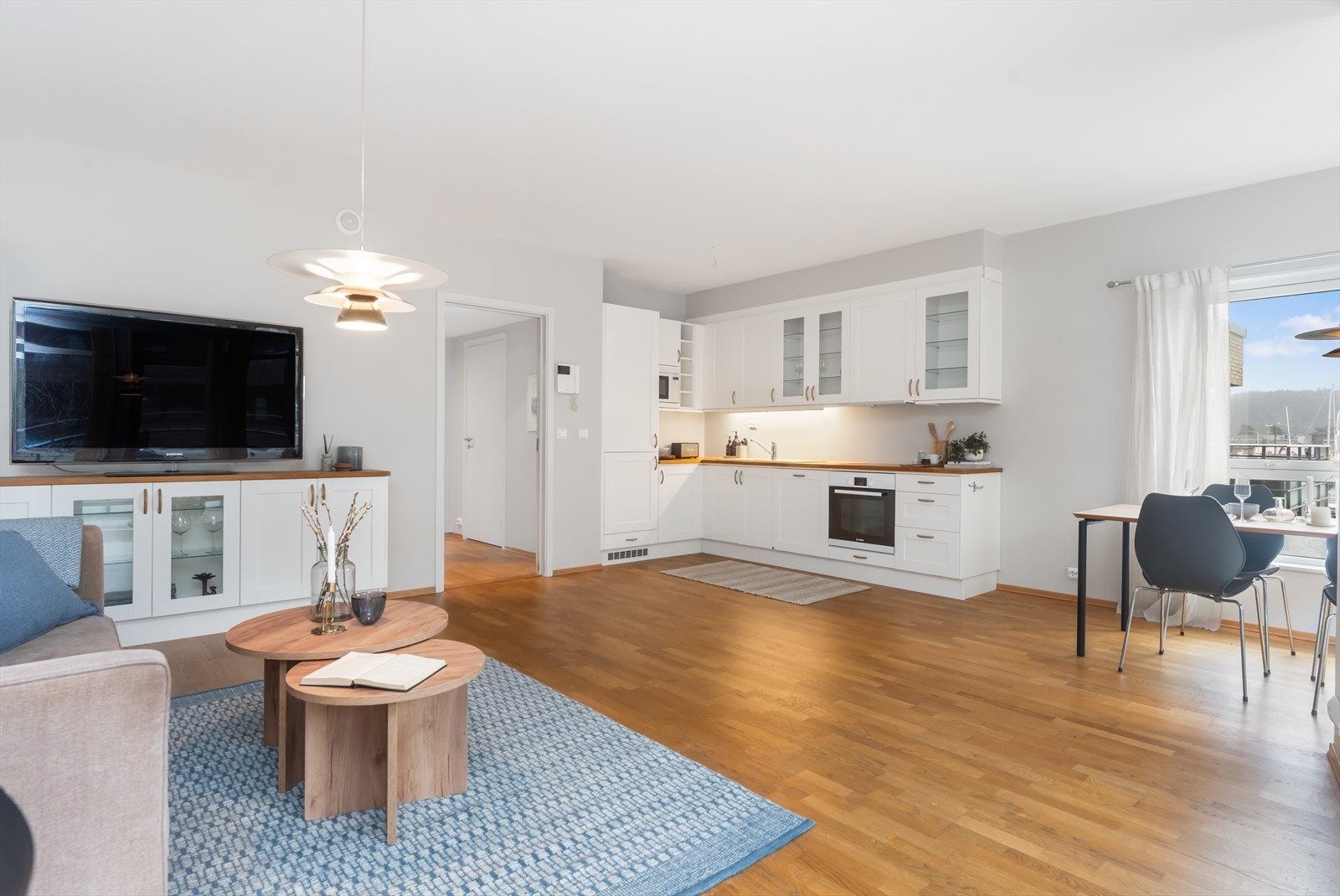 Det er åpen stue og kjøkken løsning som skaper en luftig og romslig atmosfære Galleribilde