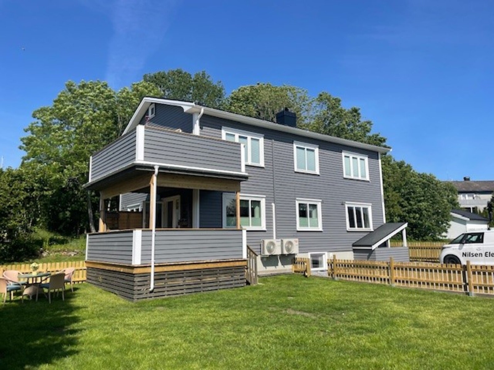 Her ser vi hagen en sommerdag - god plass for både hagemøbler, trampoline og grønnsaker Galleribilde