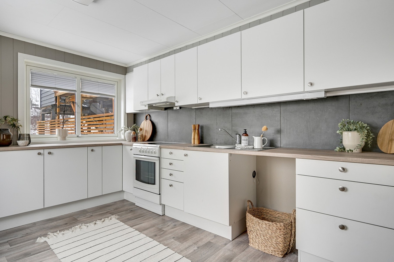 Komfyr og kjøl/frys-medfølger - det er også plass og opplegg for oppvaskmaskin Galleribilde