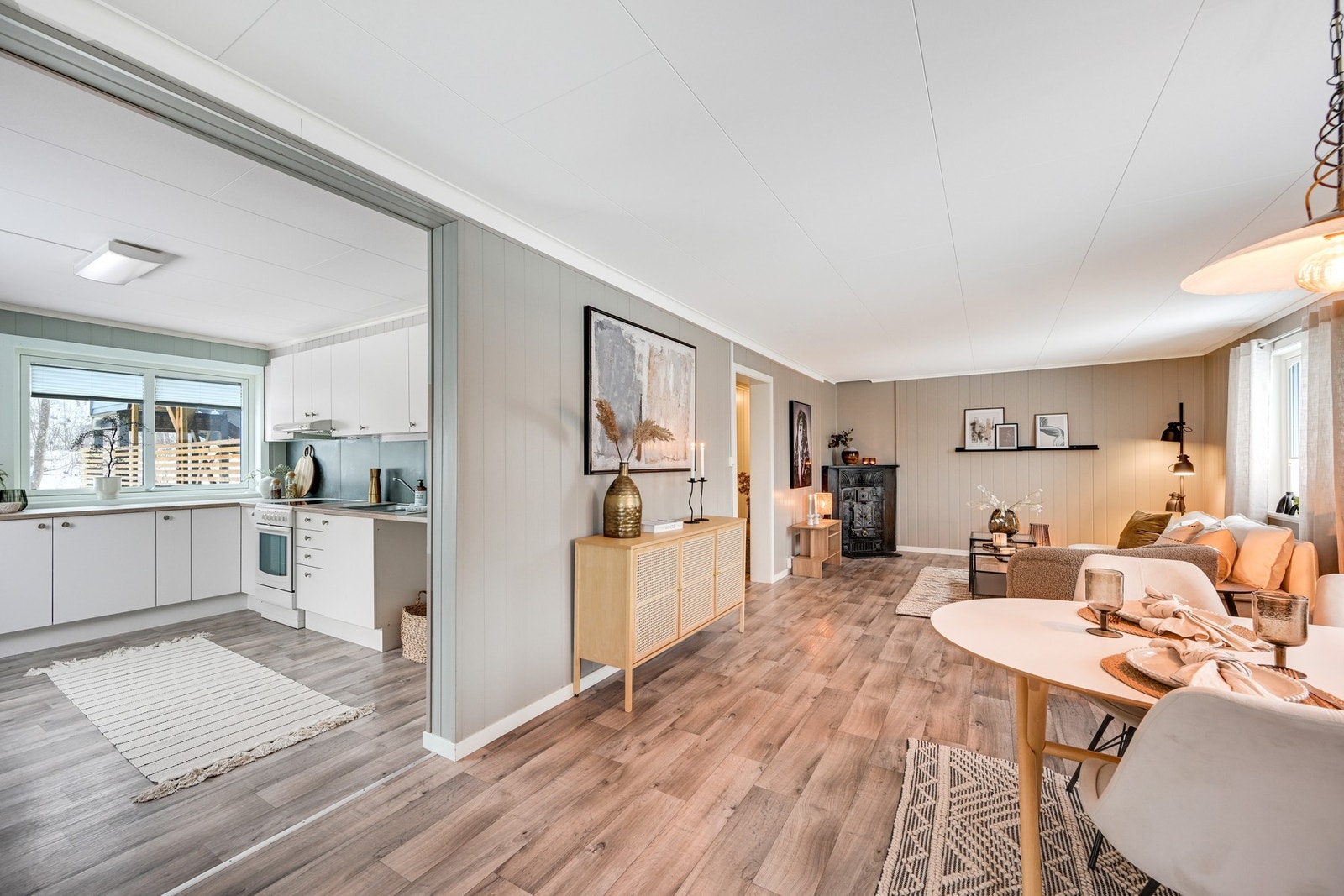 Som vi ser er det kort vei fra spisestua og til kjøkkenet Galleribilde