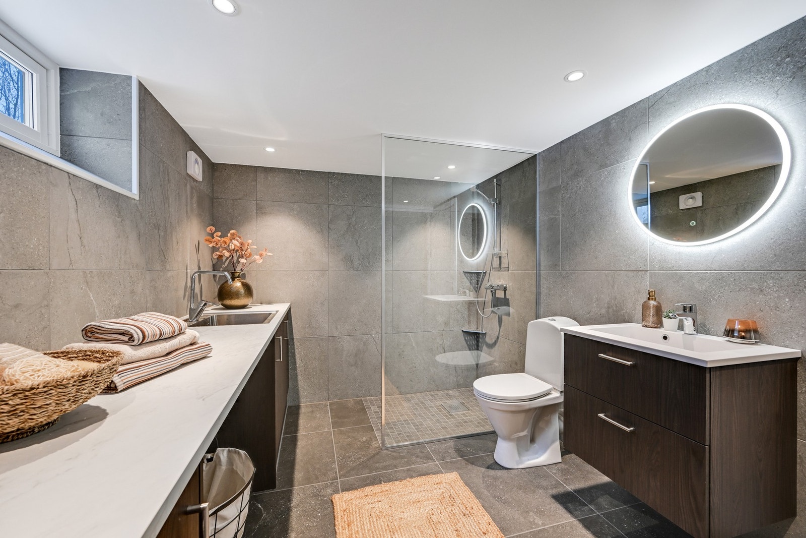 Dette var nyinnredet i 2025 - delikat og flislagt bad med gulvvarme Galleribilde