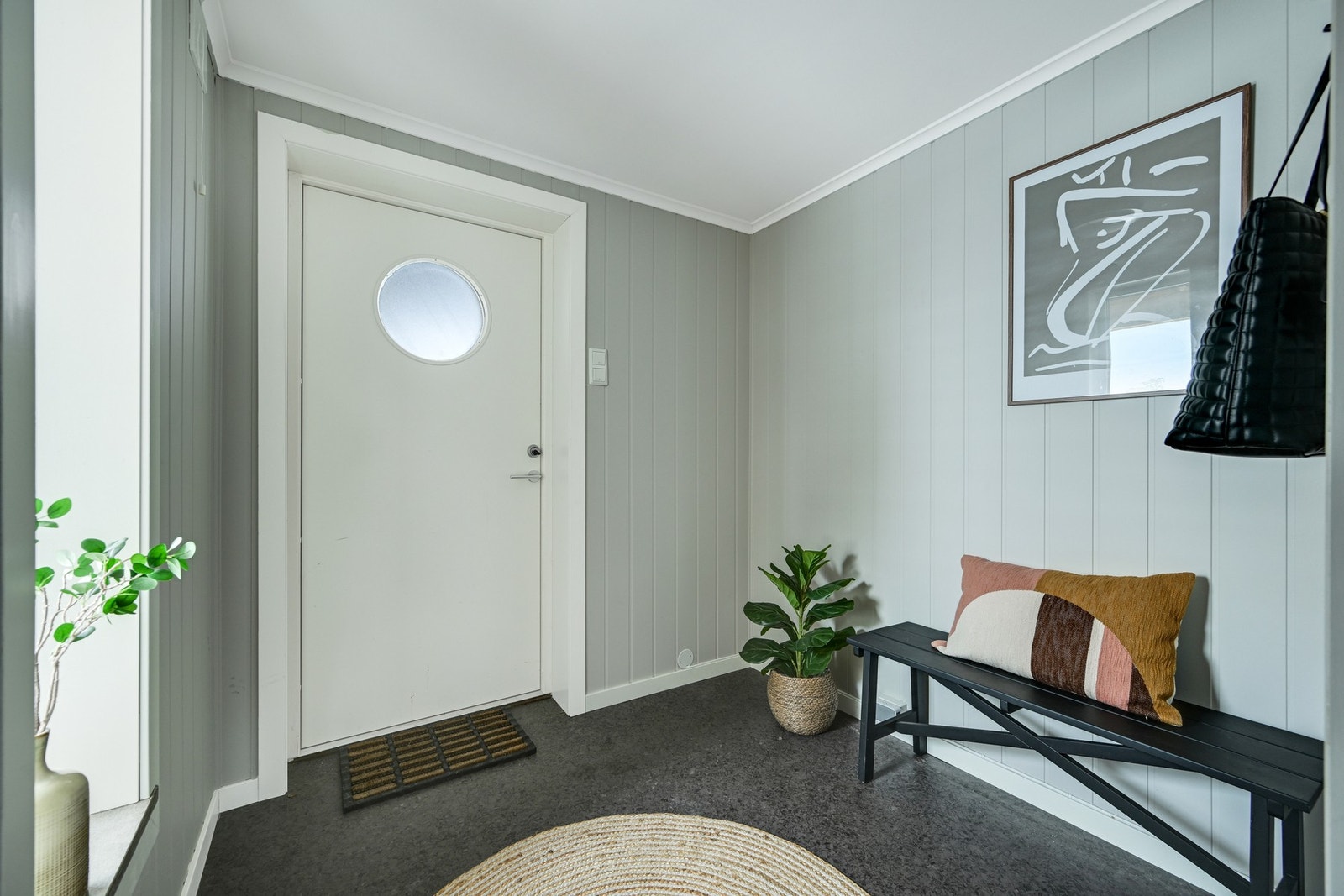 Vindfang med god plass for garderobeskap, skoskap e.l. Galleribilde