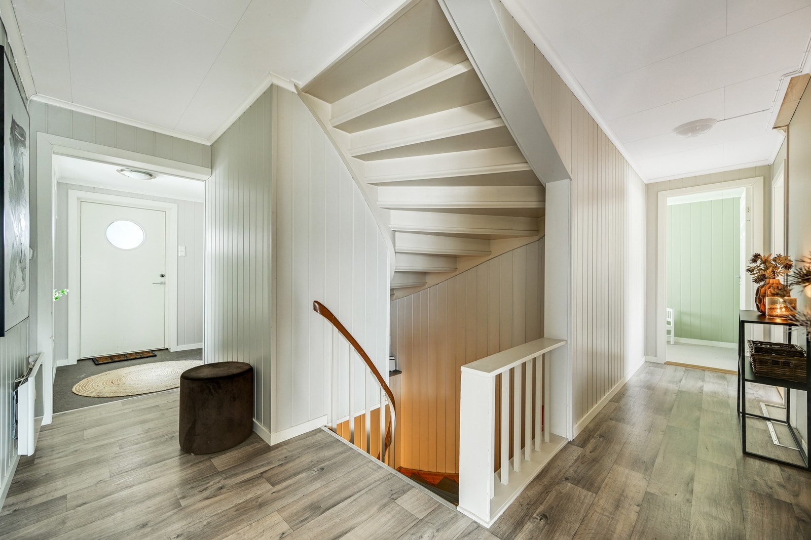 Da fortsetter vi ned trappen til kjelleren Galleribilde