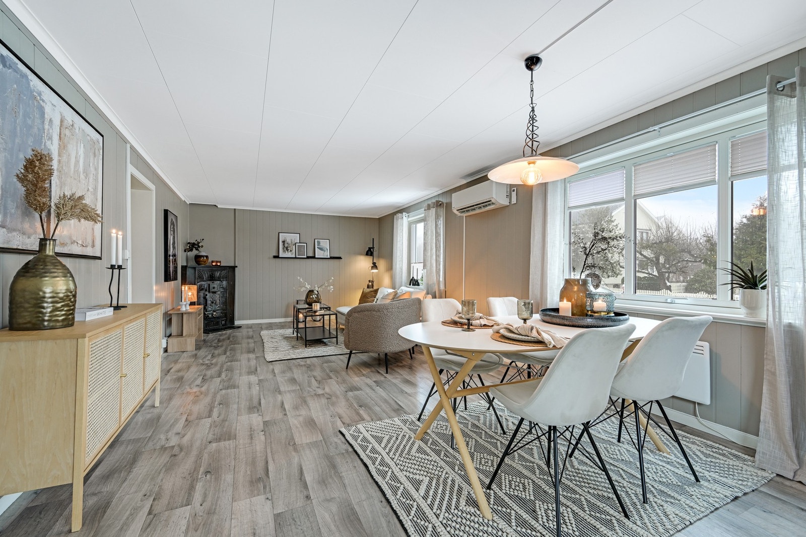 Lys og oppusset stue - store vinduer mot øst gir godt med lys Galleribilde