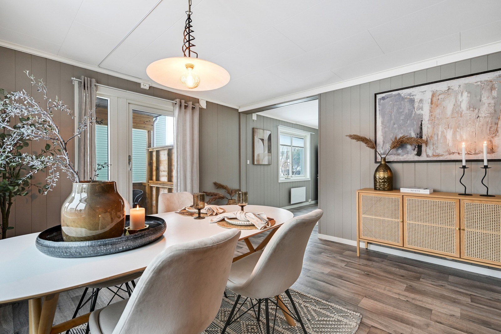 Spisestue - vi ser åpningen til kjøkkenet midt i bildet Galleribilde