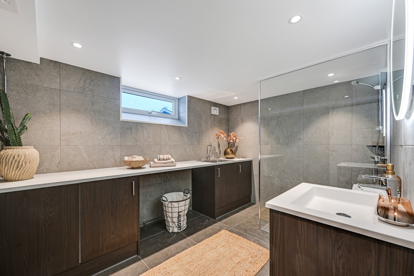 Her ser vi leilighetens andre bad - kombinert bad/vaskerom Galleribilde