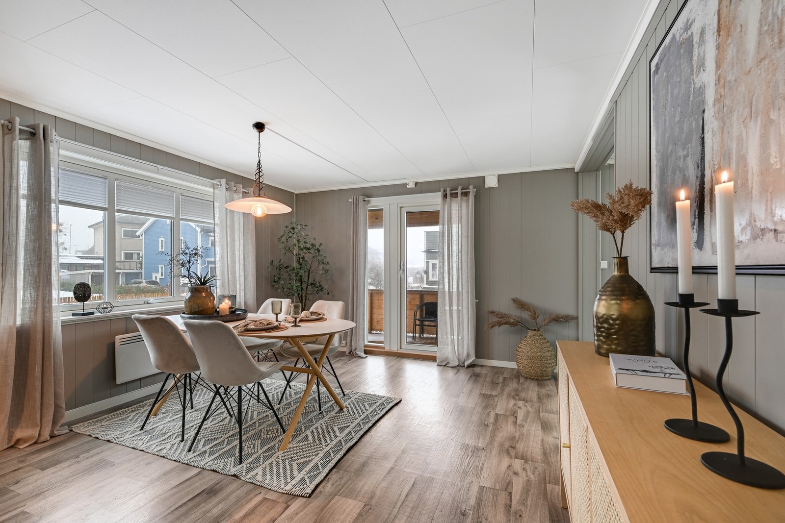 Fra spisestua er det utgang til en stor terrasse Galleribilde