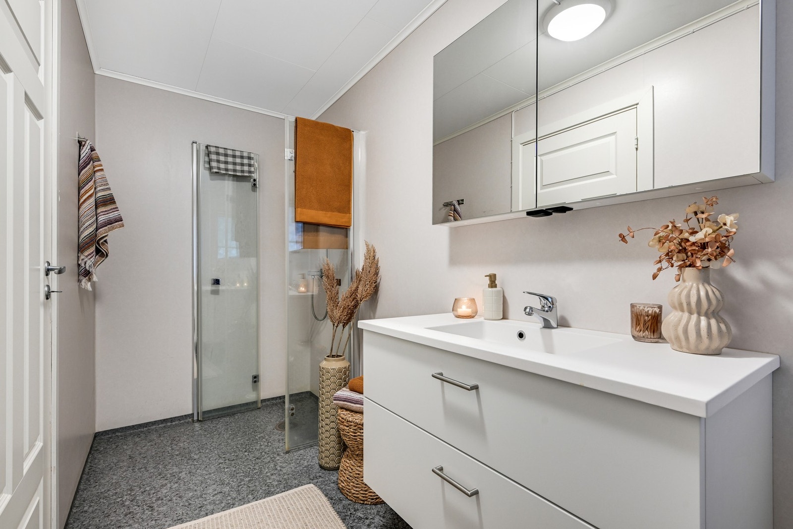 Rett på innsiden av inngangsdøren finner vi leilighetens ene av to bad Galleribilde