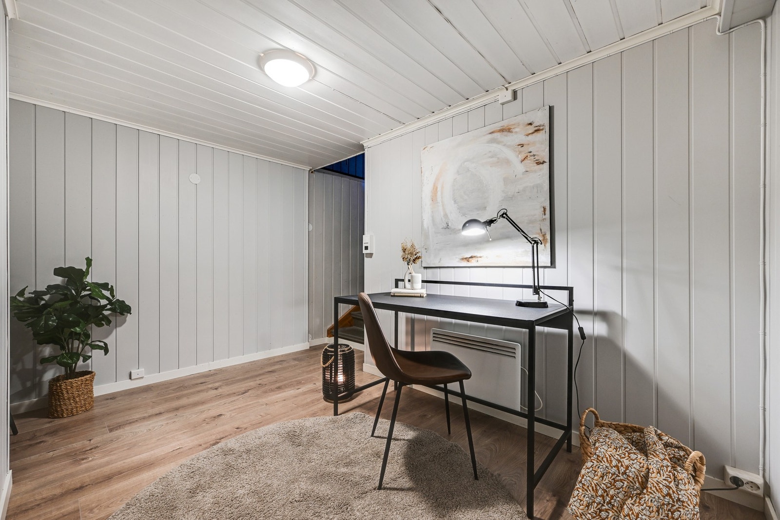 Gang med gulvvarme og plass for hjemmekontor Galleribilde