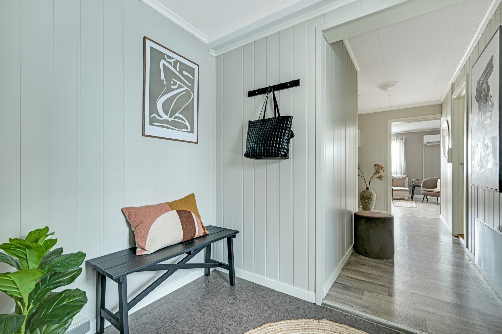 Her ser vi fra vindfanget og mot gangen og stua Galleribilde