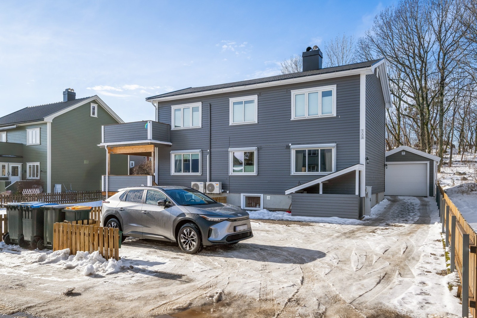 Da var det vinter igjen... Det er plass for parkering av flere biler på gårdsplassen Galleribilde