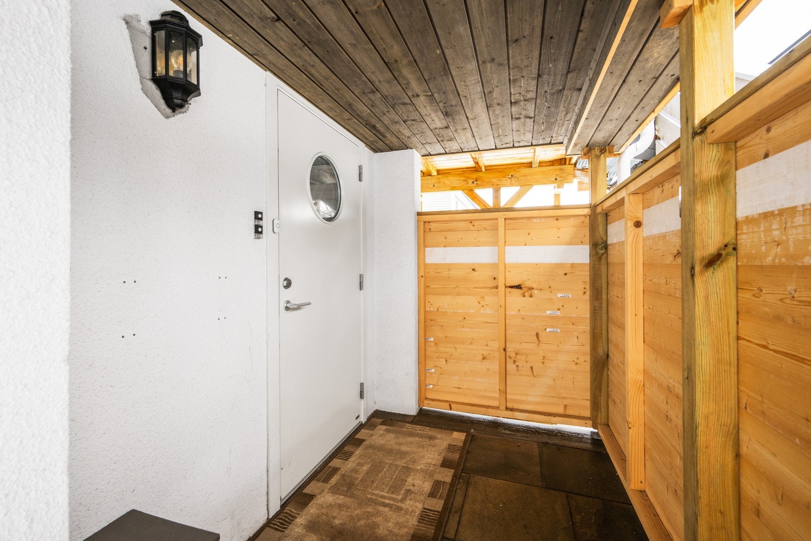 Leiligheten har eget og overbygget inngangsparti Galleribilde