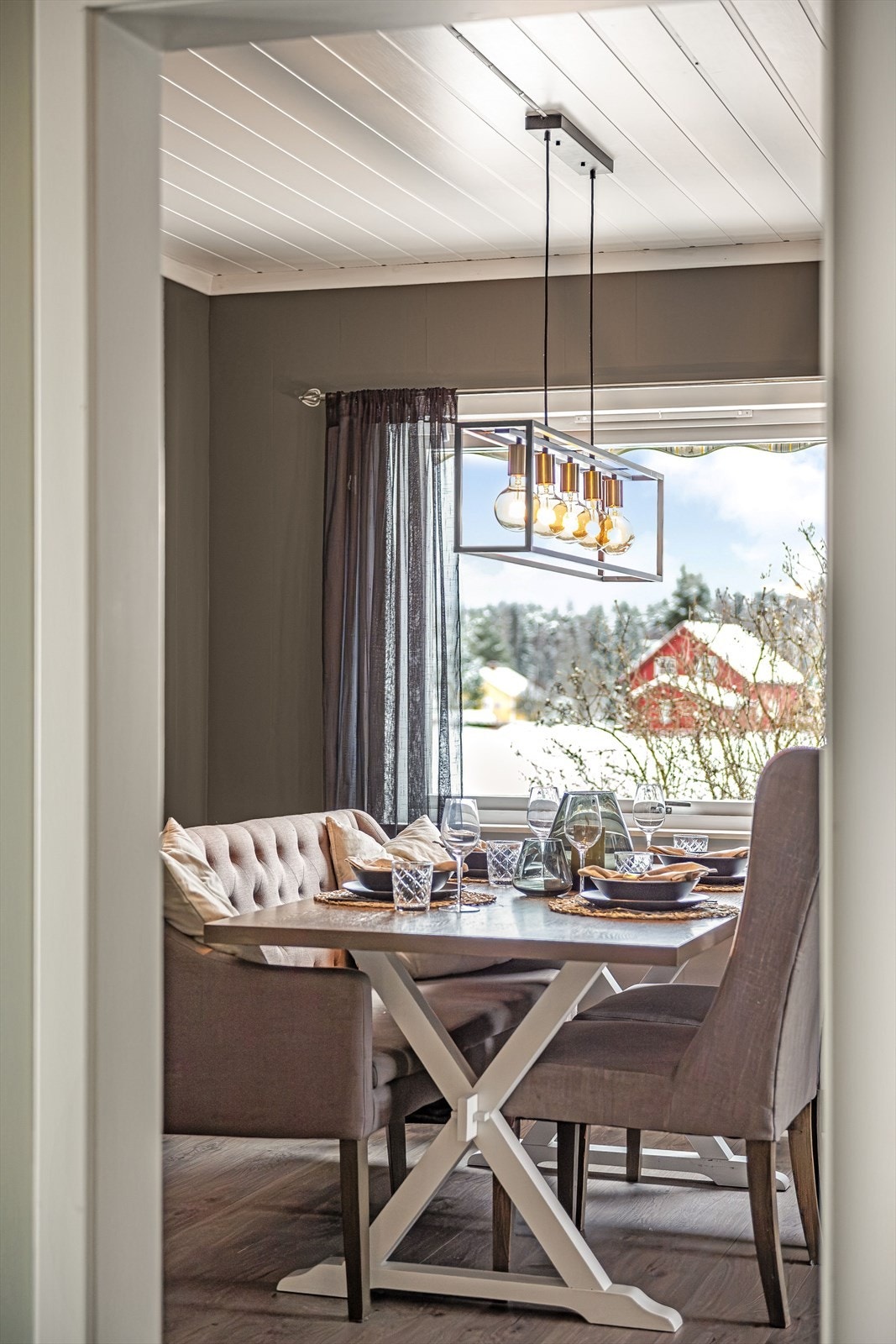 Lun og koselig spisestue i praktisk tilknytning til kjøkkenet. Galleribilde