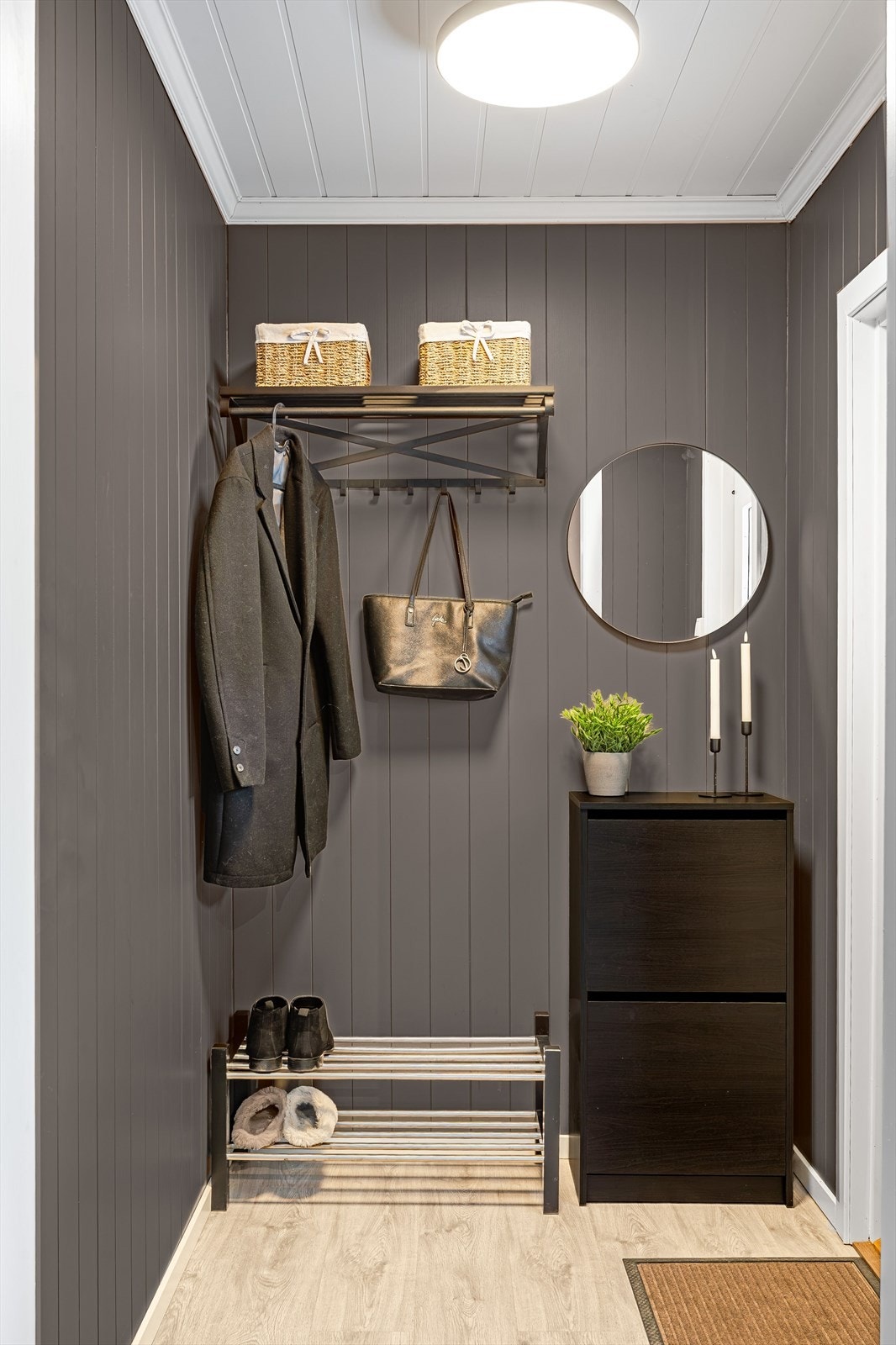 Alle innvendige overflater ble?pusset ?opp i perioden 2022-2025. Godt med plass til ytterklær og sko. Galleribilde