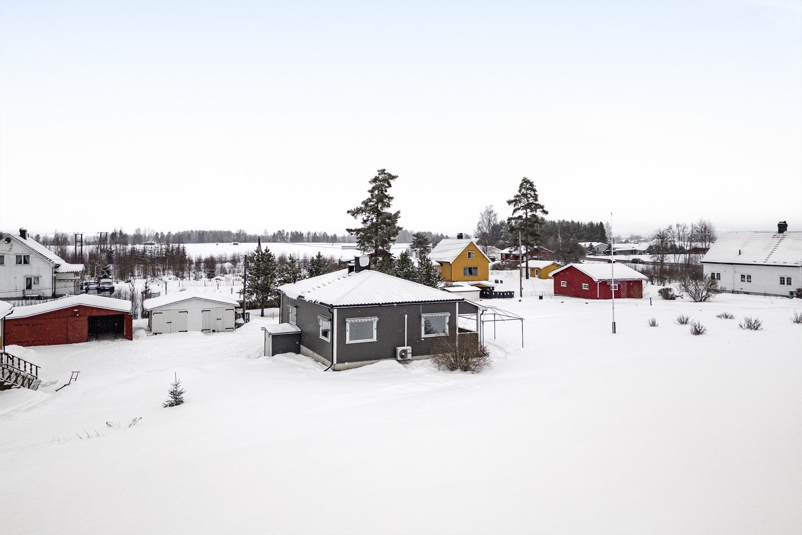 Eiendommen ligger på et mindre boligfelt på Grinder ca. 5 km fra kommunesentrum som er Kirkenær. Galleribilde
