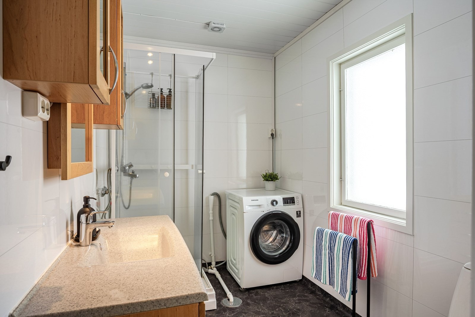 Badet ble renovert i 2020. Baderomsplater på veggene og belegg på gulvet med varmekabler. Opplegg til vaskemaskin i rommet. Galleribilde