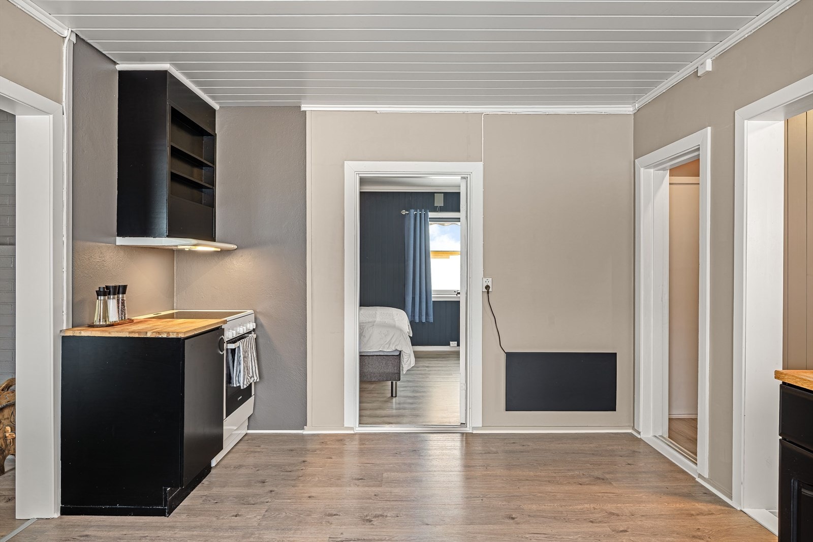 Kjøkkenet er malt i nyere tid og har innredning med
profilerte fronter og benkeplater av tre. Galleribilde