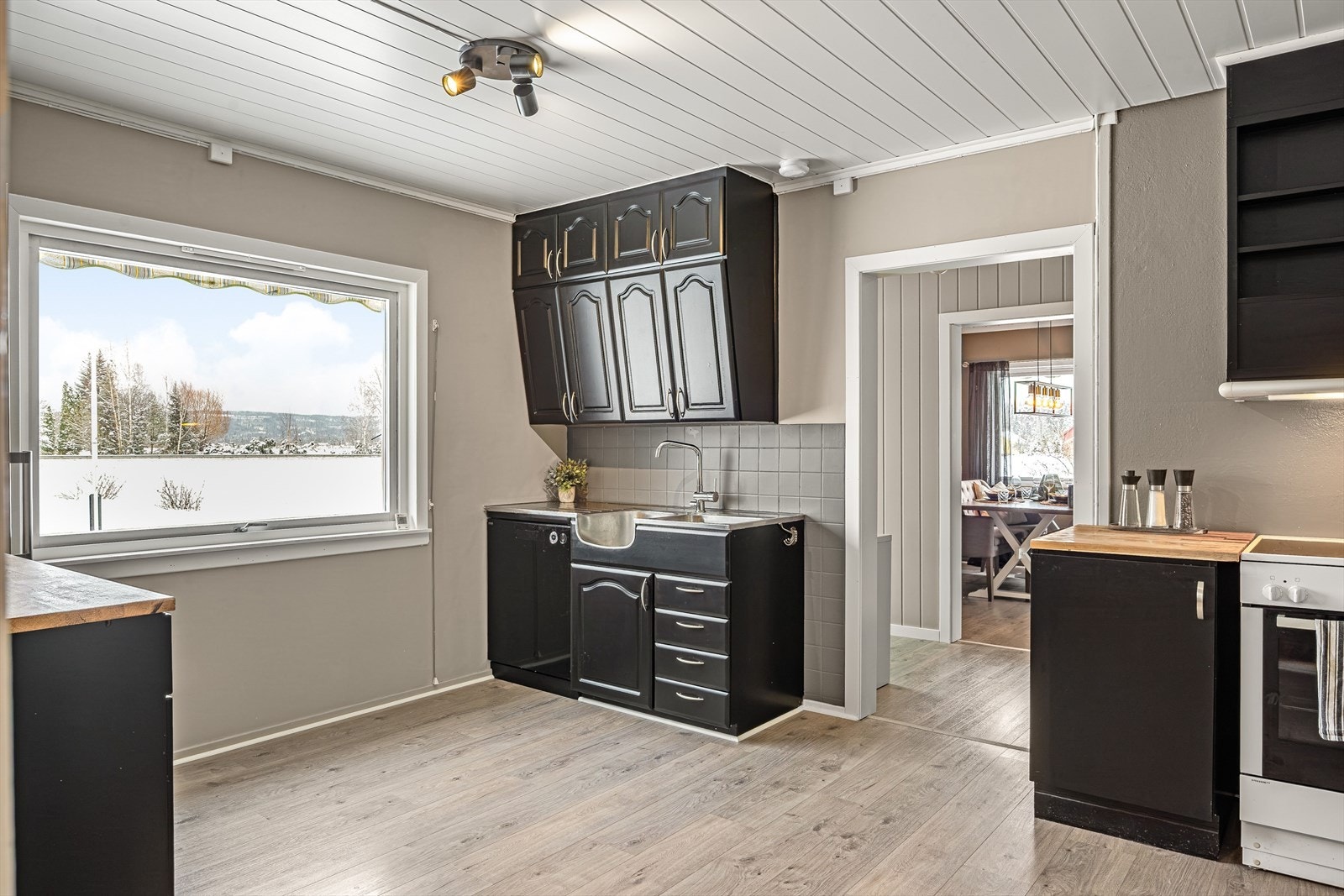 Flislagt benkerygg ved vasken. Galleribilde