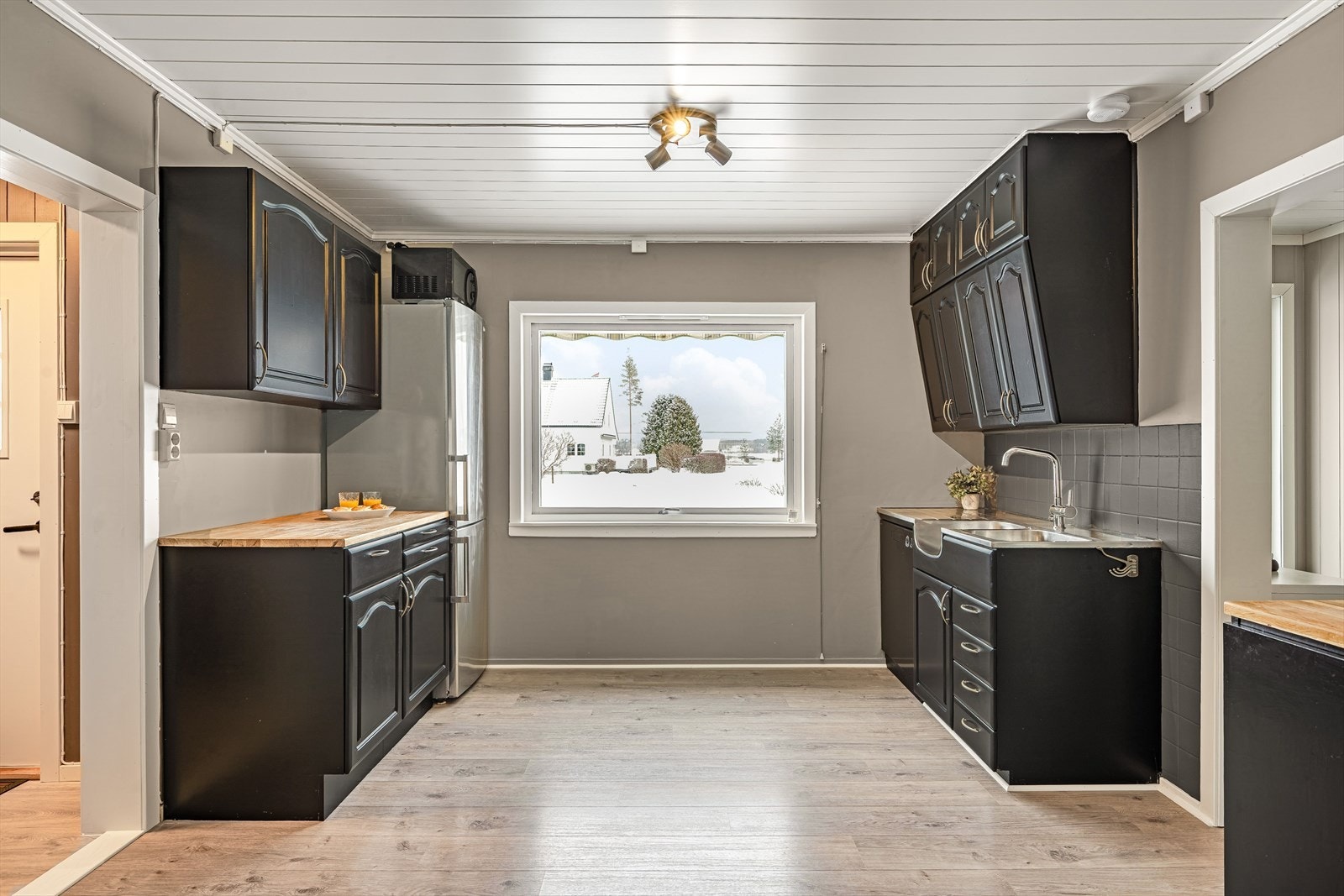 Fint med lysinnslipp og plass til frittstående kjøle-/fryseskap og oppvaskmaskin. Galleribilde