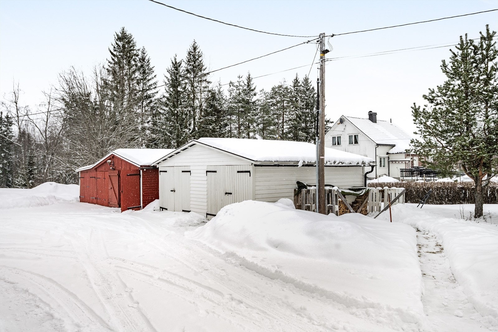 Garasjen er bygd i 1985.
Fundamentert med punktfundamenter og støpt plate, og har vegger av reisverk med liggende trepanel. Galleribilde