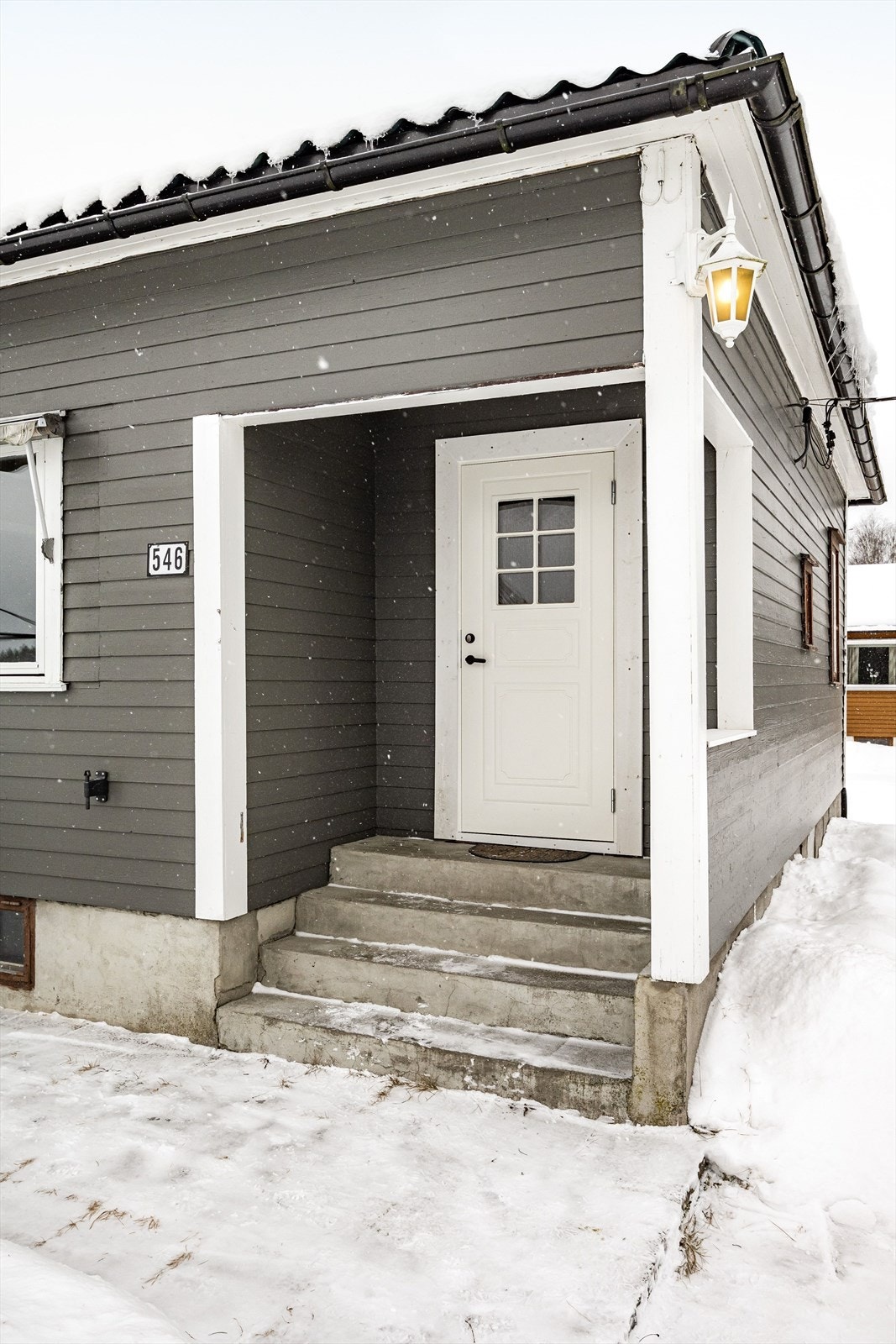 Inngangspartiet har takoverbygg og inngangsdør fra 2022. Galleribilde